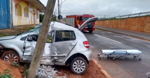 Batida em poste mata motorista de 25 anos na BR-376