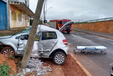 foto de Batida em poste mata motorista de 25 anos na BR-376