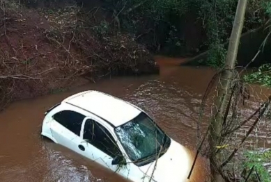 foto de Carro ocupado por casal e criança cai em rio na região de Maringá