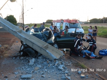 foto de Motorista perde o controle do veículo, derruba poste na PR-323 entre Paiçandu e Maringá