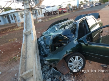 foto de Motorista perde o controle do veículo, derruba poste na PR-323 entre Paiçandu e Maringá