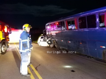 foto de Colisão frontal entre carro e ônibus mata quatro pessoas na rodovia PR-317 próximo da ponte do rio Pirapó