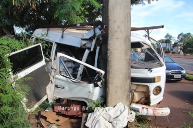 foto de Morre no hospital motorista de Kombi que bateu em poste na cidade de Sarandi