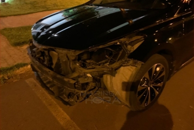 foto de Homem vai a igreja e ao retornar encontra carro de luxo com a parte da frente desmontada em Maringá