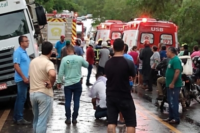 foto de Colisão entre carros e caminhão mata casal e bebê recém-nascido fica gravemente ferido na região de Cianorte