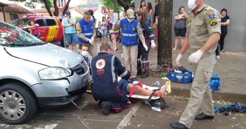 Motorista cruza preferencial e atinge motociclista em Maringá