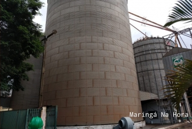 foto de Trabalhador é resgatado após ficar parcialmente soterrado em silo com soja