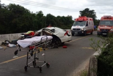 foto de Maringaenses, mãe e filho morrem após colisão de carro contra guardrail em SC