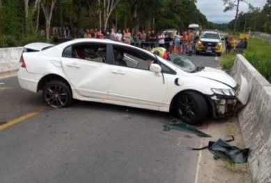 foto de Maringaenses, mãe e filho morrem após colisão de carro contra guardrail em SC