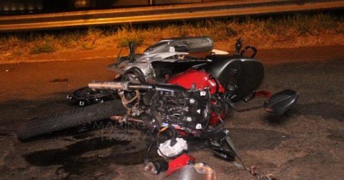 Colisão frontal entre carro e motocicleta deixa jovem gravemente ferido em Maringá