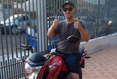 foto de Colisão frontal entre carro e motocicleta deixa jovem gravemente ferido em Maringá