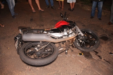 foto de Colisão frontal entre carro e motocicleta deixa jovem gravemente ferido em Maringá