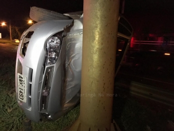 foto de PRF apura as circunstâncias de capotamento registrado na BR-376