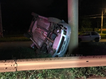 foto de PRF apura as circunstâncias de capotamento registrado na BR-376