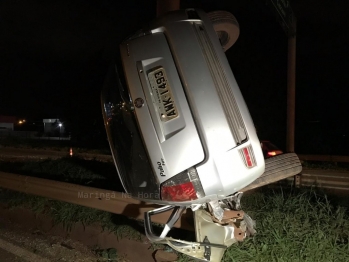 foto de PRF apura as circunstâncias de capotamento registrado na BR-376