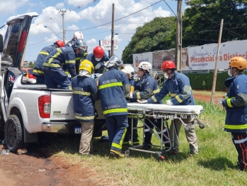 foto de Estudante de medicina fica preso às ferragens após colisão contra carreta em Maringá