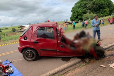 foto de Casal morre em trágico acidente após colisão frontal entre carro com placas de Sarandi e uma carreta