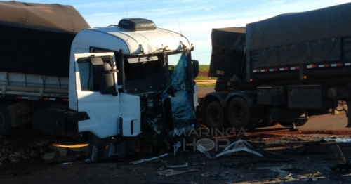 Motorista fica ferido após batida frontal entre duas carretas na PR-323 entre Paiçandu e Água Boa