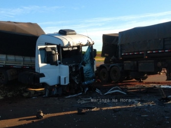 foto de Motorista fica ferido após batida frontal entre duas carretas na PR-323 entre Paiçandu e Água Boa