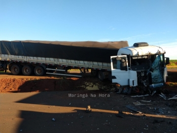 foto de Motorista fica ferido após batida frontal entre duas carretas na PR-323 entre Paiçandu e Água Boa