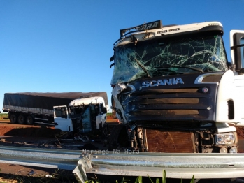 foto de Motorista fica ferido após batida frontal entre duas carretas na PR-323 entre Paiçandu e Água Boa