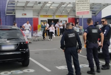 foto de Cliente se recusa a colocar máscara em hipermercado e funcionária morre baleada na confusão