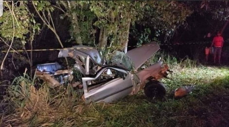 foto de Casal morre ao bater carro em árvore na PR-158