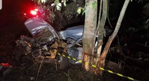 foto de Casal morre ao bater carro em árvore na PR-158