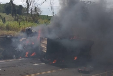 foto de Trágico acidente mata motoristas na BR-376