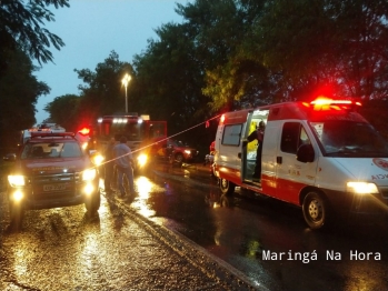 foto de Casal fica ferido após caminhonete bater contra árvore na PR-323