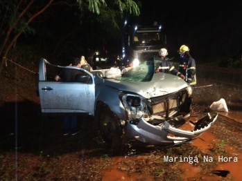 foto de Casal fica ferido após caminhonete bater contra árvore na PR-323