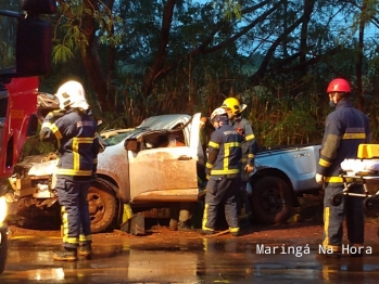 foto de Casal fica ferido após caminhonete bater contra árvore na PR-323