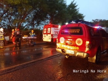 foto de Casal fica ferido após caminhonete bater contra árvore na PR-323