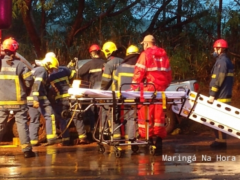 foto de Casal fica ferido após caminhonete bater contra árvore na PR-323