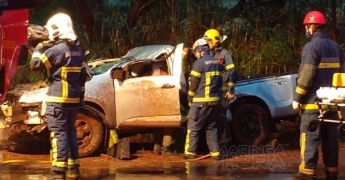 Casal fica ferido após caminhonete bater contra árvore na PR-323