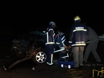 foto de Colisão entre bitrem e carro deixa motorista preso às ferragens na PR-323