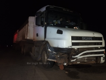 foto de Colisão entre bitrem e carro deixa motorista preso às ferragens na PR-323