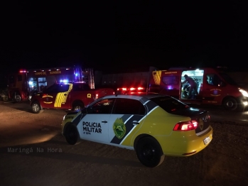 foto de Colisão entre bitrem e carro deixa motorista preso às ferragens na PR-323