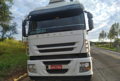 foto de Morador de Maringá bate carro carregado com maconha em carreta e morre entre Nova Esperança e Paranacity