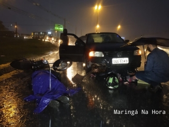 foto de Motociclista vai parar embaixo de carro após acidente PR-317