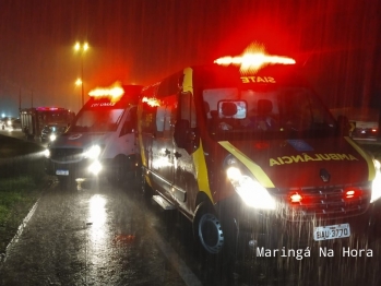 foto de Motociclista vai parar embaixo de carro após acidente PR-317