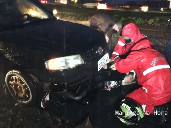 foto de Motociclista vai parar embaixo de carro após acidente PR-317