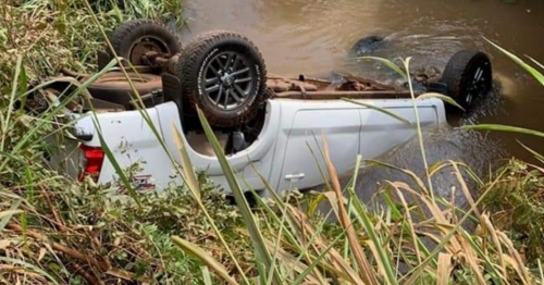 Rapaz morre afogado após perder controle de caminhonete com placas de Maringá cair em rio