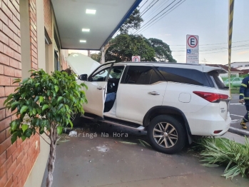 foto de Maringá; Casal em motocicleta é atropelado por caminhonete e motorista atinge carros estacionados e invade laboratório de hospital