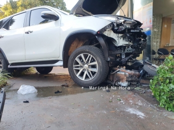 foto de Motorista morre no hospital após sofrer mal súbito e bater contra motocicleta e veículos estacionados