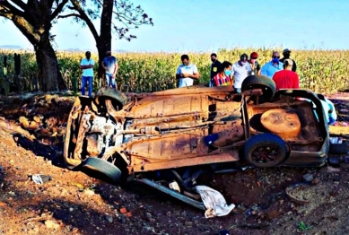 foto de Duas pessoas morrem e outras duas ficam feridas após capotamento na região