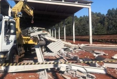 foto de Trabalhador morre após desabamento de barracão, em Arapongas