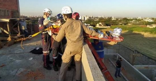 Trabalhador sofre ferimentos graves ao cair de sobrado em construção