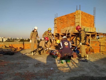 foto de Trabalhador sofre ferimentos graves ao cair de sobrado em construção