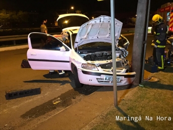 foto de Jovem fica inconsciente ao bater carro contra poste em Maringá